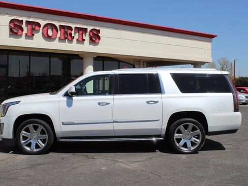 Used 2018 Cadillac Escalade ESV Luxury image 6
