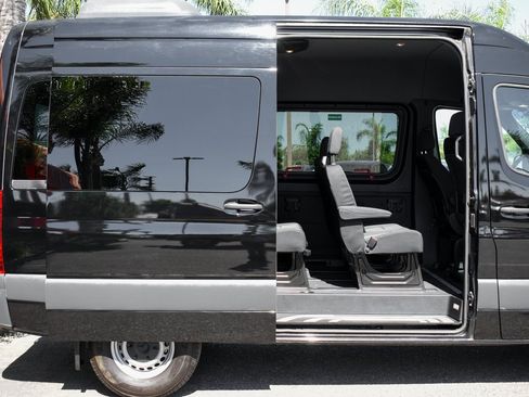 Used 2021 Mercedes-Benz Sprinter 2500 image 12