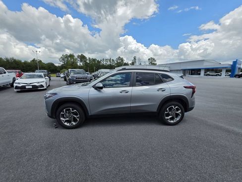 Used 2025 Chevrolet Trax LT FWD image 2