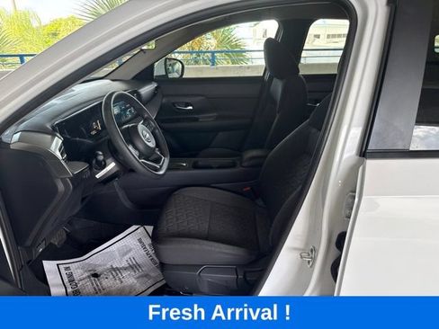 Used 2025 Nissan Kicks SV FWD image 2