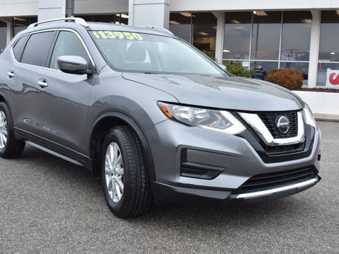 Used 2018 Nissan Rogue SV image 3