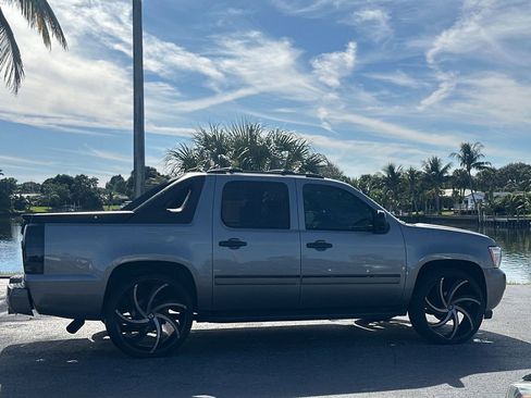 Used 2012 Chevrolet Avalanche LTZ image 6