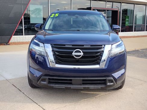 Used 2025 Nissan Pathfinder SV FWD image 2