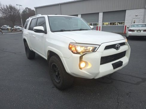 Used 2016 Toyota 4Runner SR5 Premium image 3