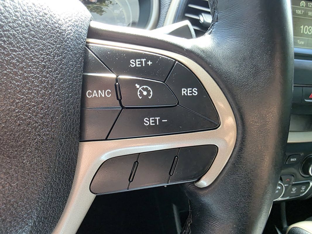 Used 2014 Jeep Cherokee Latitude w/ Cold Weather Group AWD/4WD image 28