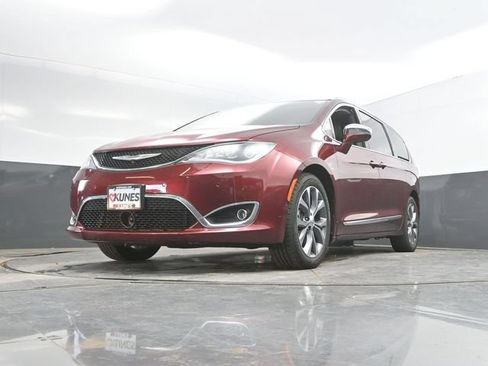 Used 2017 Chrysler Pacifica Limited FWD image 48