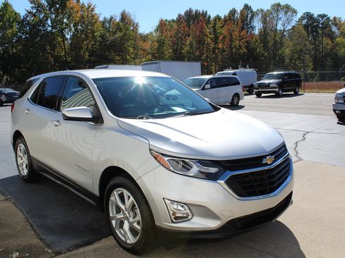 Used 2020 Chevrolet Equinox LT image 2