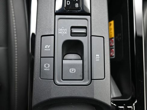 Used 2025 Toyota Prius XLE image 24