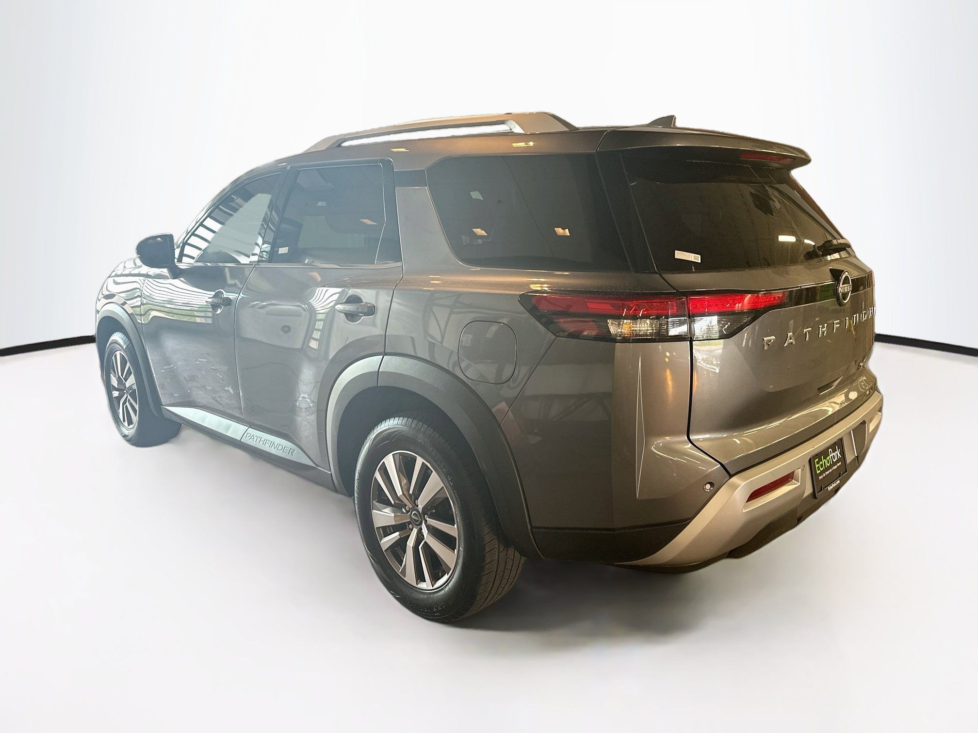 Used 2023 Nissan Pathfinder SL AWD/4WD image 5