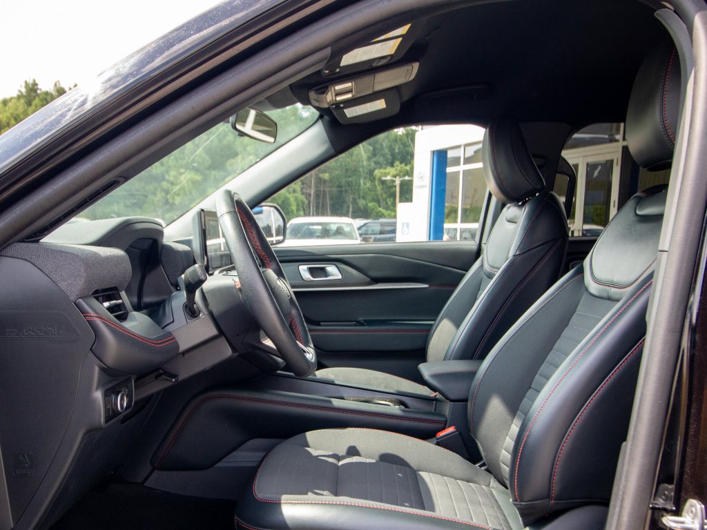 Used 2025 Ford Explorer ST-Line w/ ST-Line Street Pack AWD/4WD image 7