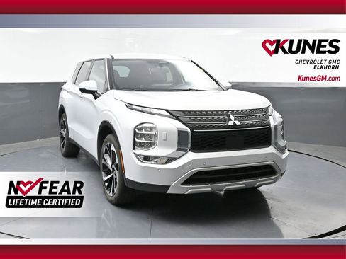 Used 2024 Mitsubishi Outlander SE image 1