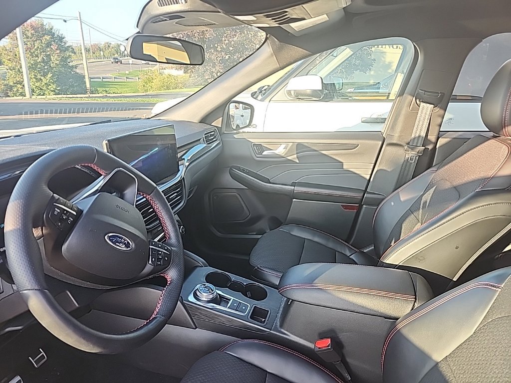 Used 2024 Ford Escape ST-Line w/ Tech Pack #1 AWD/4WD image 2