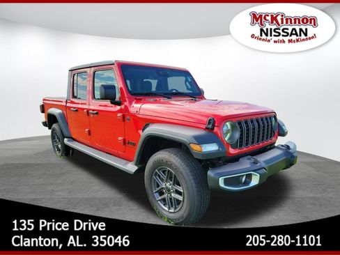 Used 2025 Jeep Gladiator Sport AWD/4WD image 1