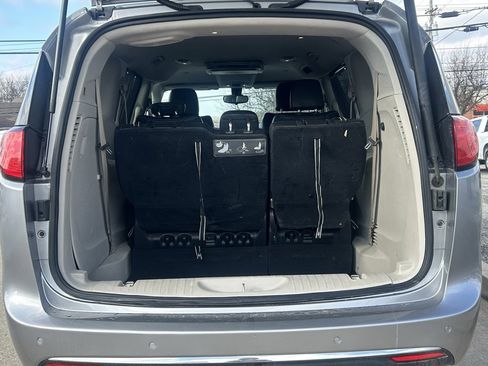 Used 2017 Chrysler Pacifica Touring-L image 8