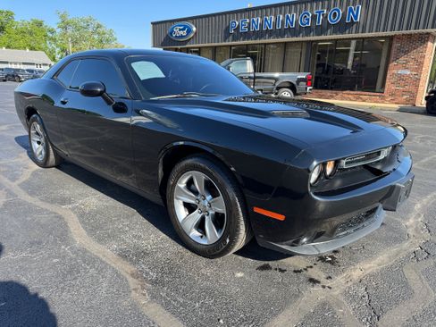 Used 2015 Dodge Challenger SXT RWD image 9