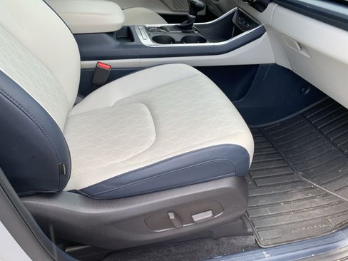 Used 2025 Kia Carnival EX FWD image 45