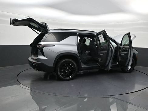 Used 2025 Chevrolet Traverse LT w/ Midnight/Sport Edition FWD image 33