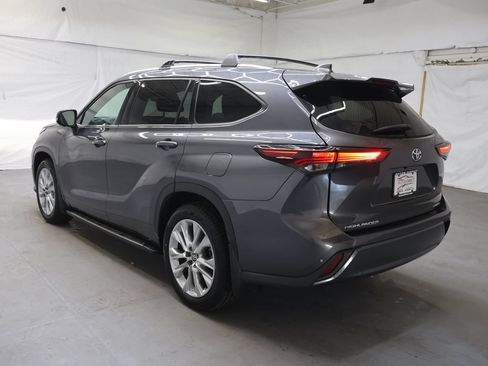 Used 2024 Toyota Highlander Limited FWD image 5