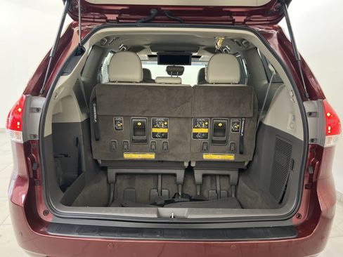 Used 2014 Toyota Sienna XLE w/ Entertainment Package FWD image 26