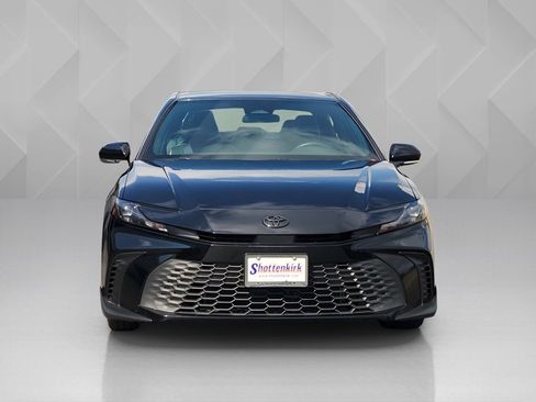 Used 2025 Toyota Camry SE image 2