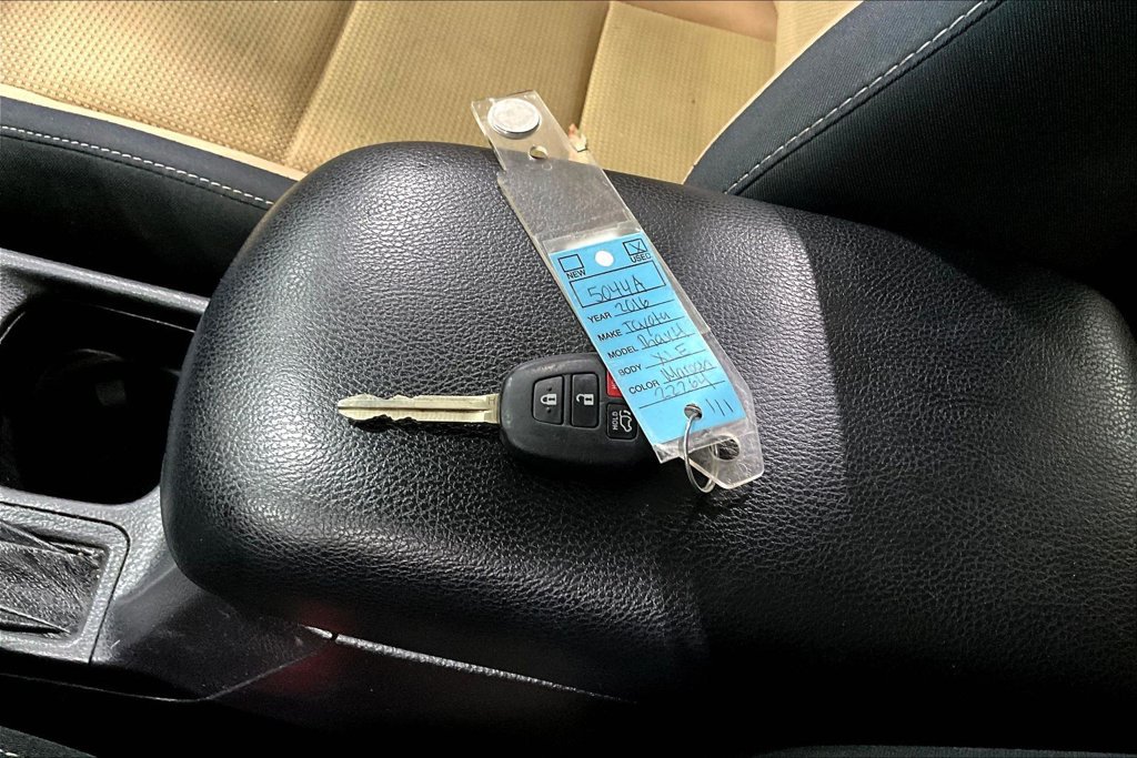 Used 2016 Toyota RAV4 XLE AWD/4WD image 36