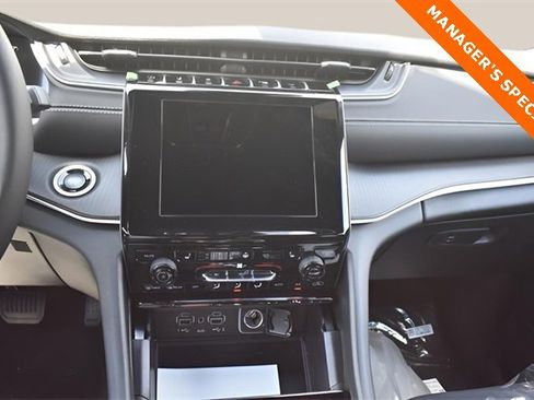 New 2025 Jeep Grand Cherokee L Laredo w/ Luxury Tech Group I image 24