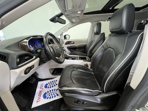 Used 2023 Chrysler Pacifica Limited image 4