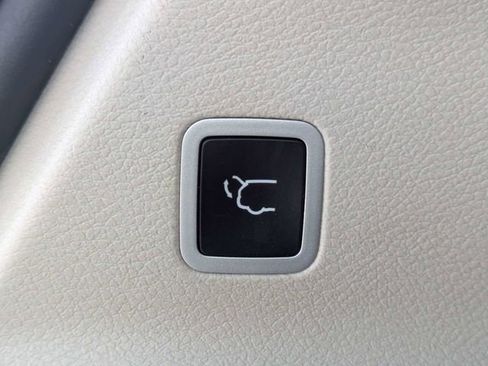 Certified 2022 Chrysler Voyager LX image 14