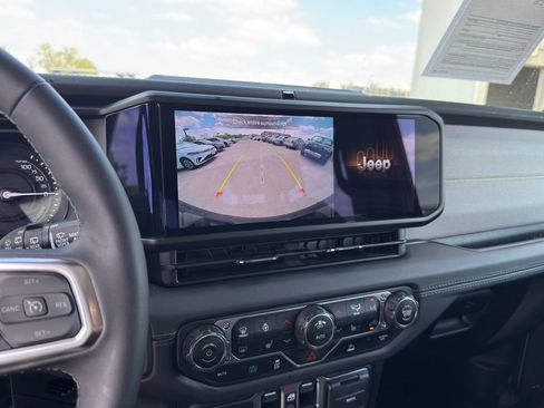 Used 2025 Jeep Wrangler Unlimited Sahara image 18