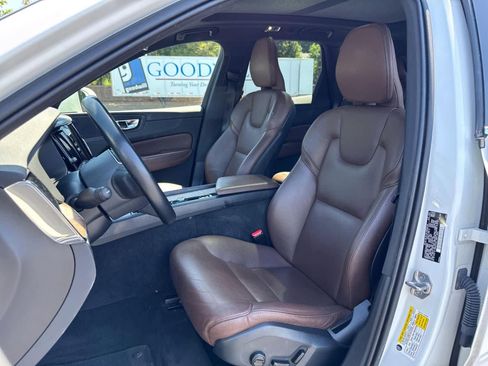 Used 2021 Volvo XC60 T5 Momentum w/ Advanced Package AWD/4WD image 4