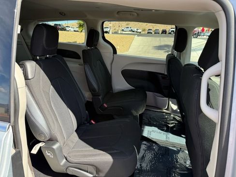 Used 2022 Chrysler Voyager LX image 15