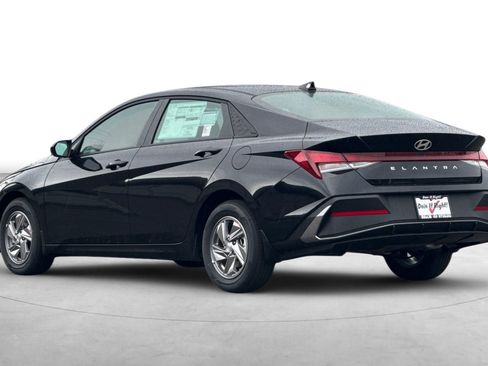 Used 2025 Hyundai Elantra SE image 4