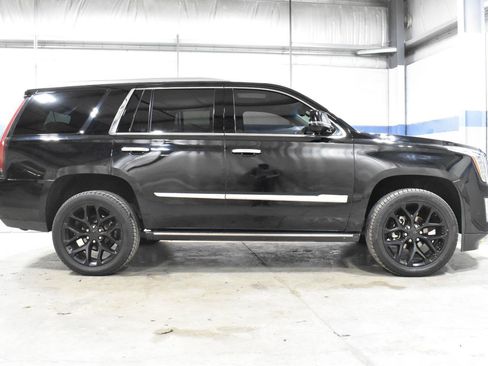 Used 2019 Cadillac Escalade Premium Luxury image 32