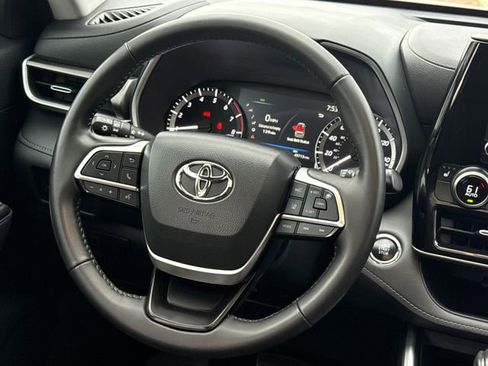 Used 2023 Toyota Highlander XLE image 14