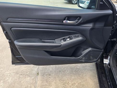 Used 2025 Nissan Altima 2.5 SV image 11