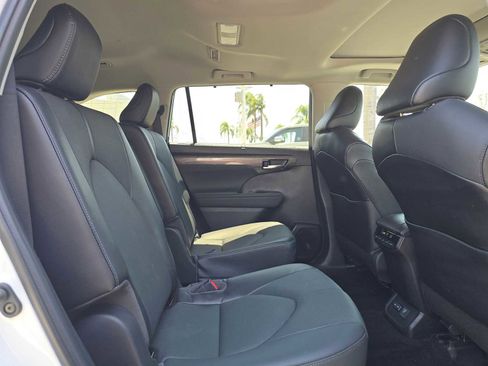 Used 2022 Toyota Highlander Limited FWD image 12