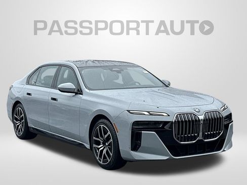 Used 2023 BMW 740i w/ Parking Assistance Package RWD image 6