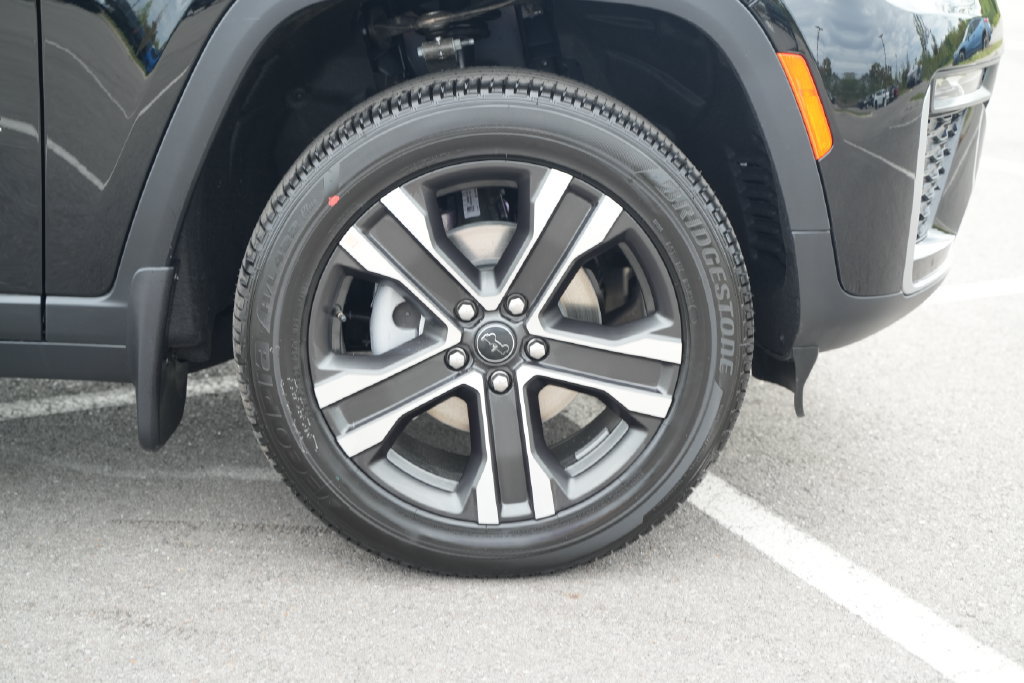 New 2027 Jeep Grand Cherokee Limited w/ MOPAR Finishing Package AWD/4WD image 45