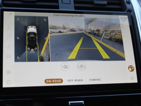 Used 2025 Land Rover Discovery Dynamic SE image 19