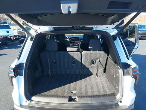 Used 2025 Chevrolet Traverse LT image 29