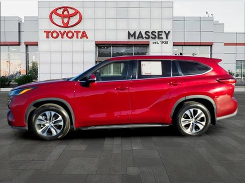 Used 2021 Toyota Highlander XLE image 6