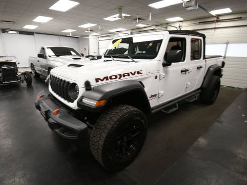 Used 2024 Jeep Gladiator Mojave w/ Technology Group AWD/4WD image 4