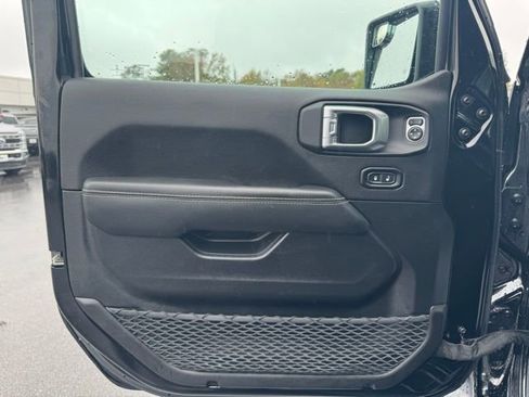 Used 2022 Jeep Gladiator Overland w/ Cold Weather Group image 12