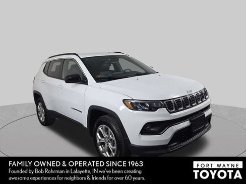 Used 2024 Jeep Compass Latitude AWD/4WD image 4