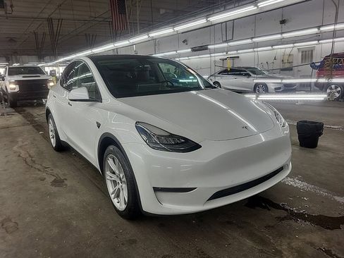 Used 2021 Tesla Model Y Long Range image 1