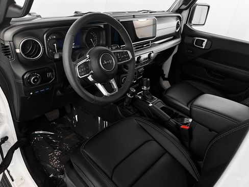 Used 2024 Jeep Wrangler Unlimited Sahara w/ Technology Group image 17