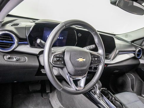 Used 2025 Chevrolet Trax LT w/ LT Convenience Package image 17