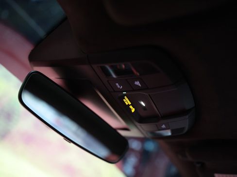 Used 2024 Porsche 911 Carrera w/ Premium Package image 40