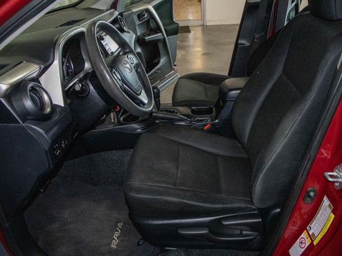 Used 2018 Toyota RAV4 LE FWD image 7
