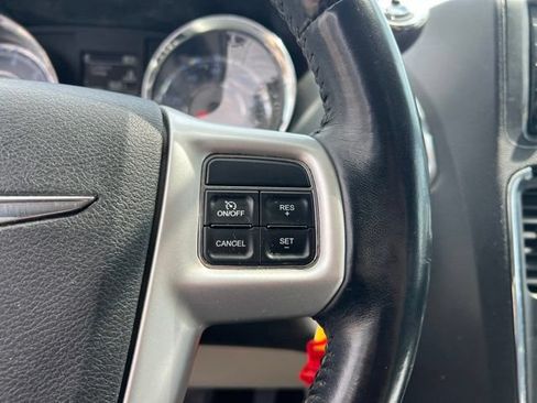 Used 2016 Chrysler Town & Country Touring FWD image 15